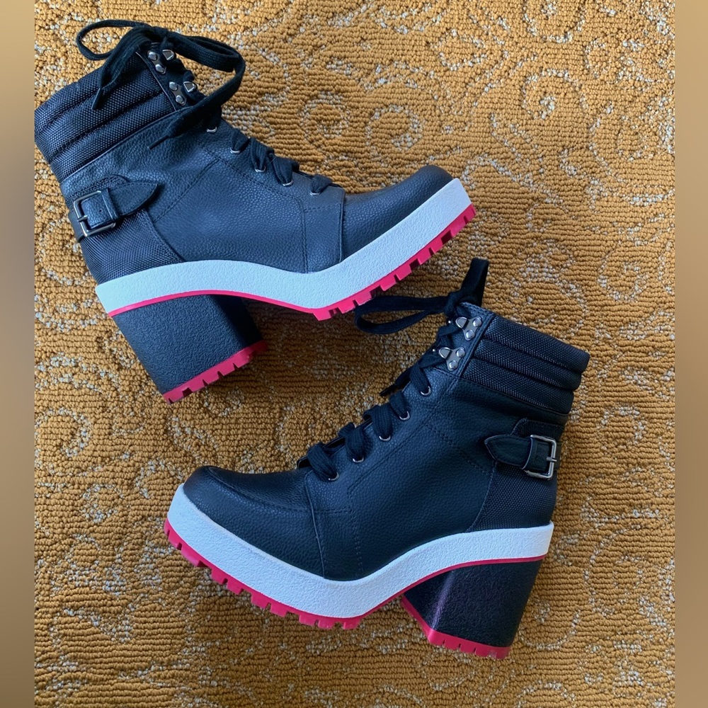 High heel boots 🖤🤍❤️ size 9